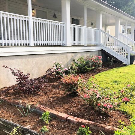Recently Renovated Chic Durham Farmhouse Exterior foto