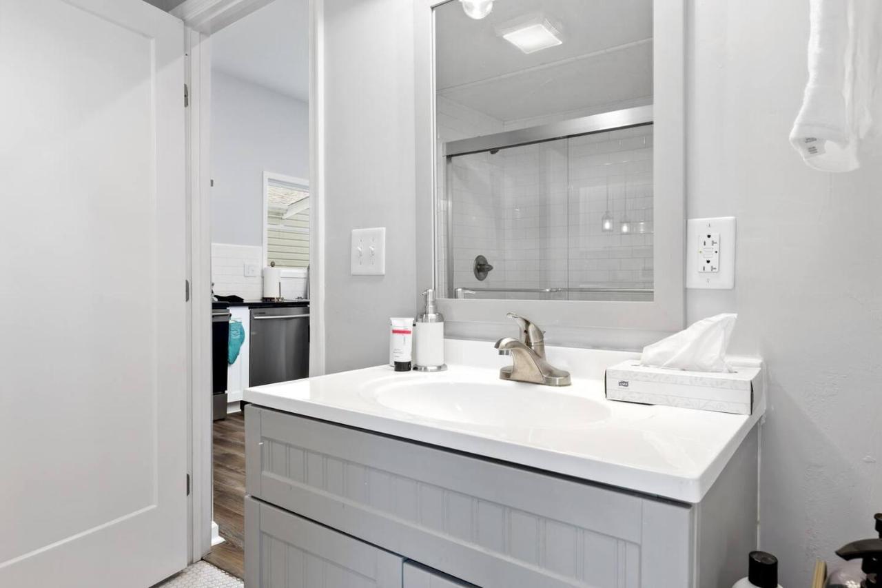 Recently Renovated Chic Durham Farmhouse Exterior foto