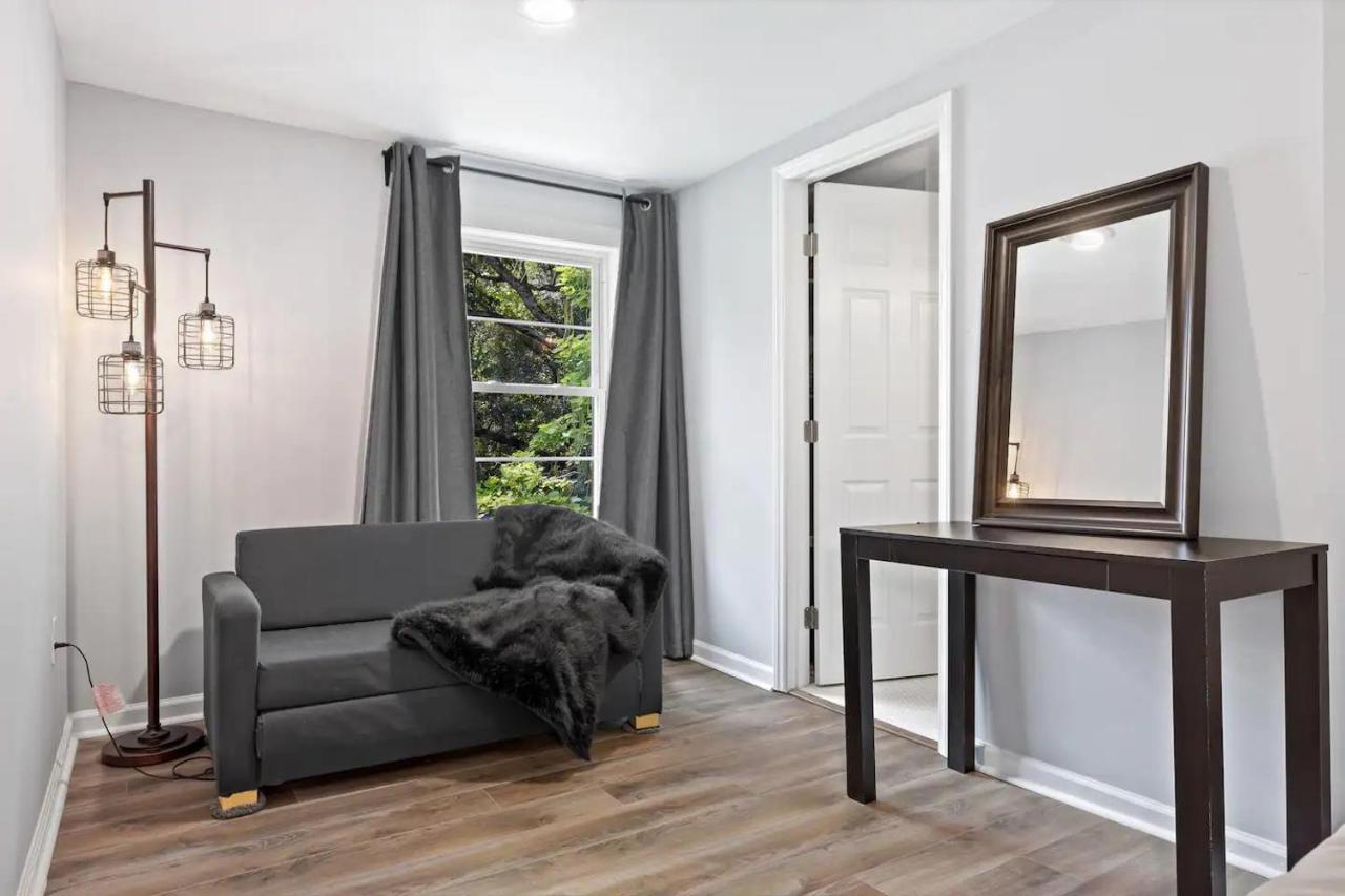 Recently Renovated Chic Durham Farmhouse Exterior foto