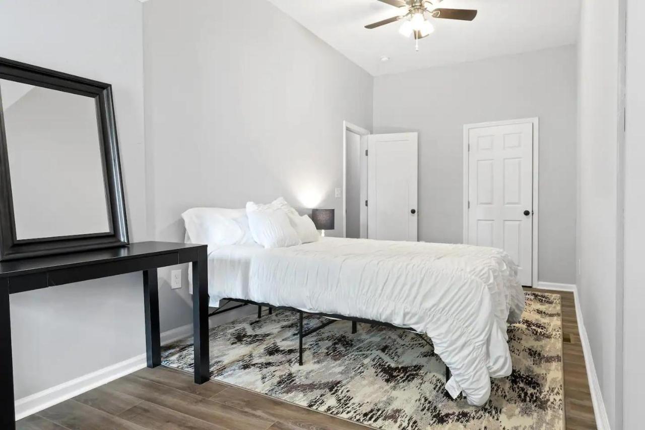 Recently Renovated Chic Durham Farmhouse Exterior foto