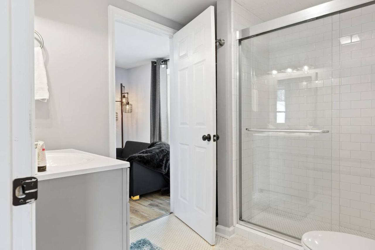 Recently Renovated Chic Durham Farmhouse Exterior foto