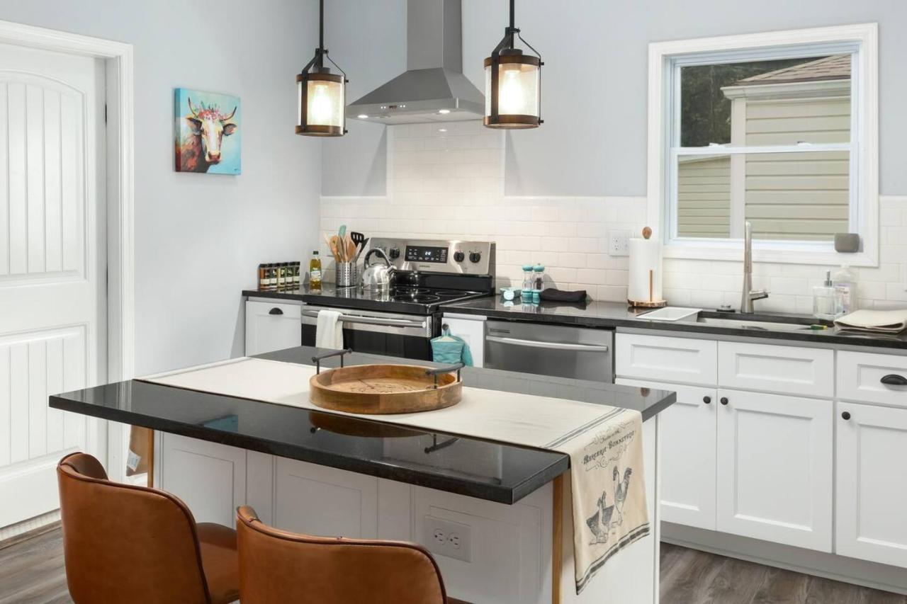 Recently Renovated Chic Durham Farmhouse Exterior foto