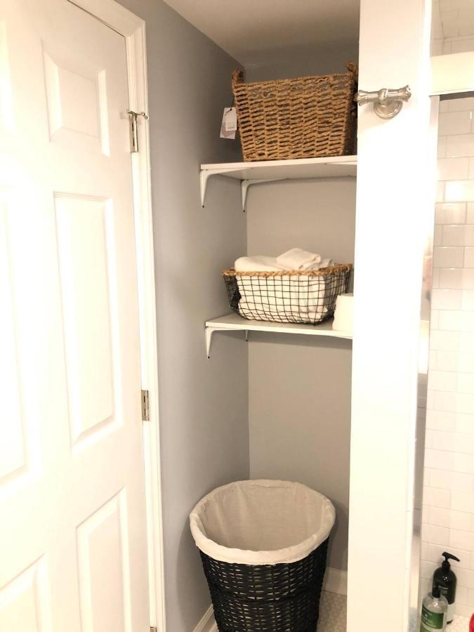 Recently Renovated Chic Durham Farmhouse Exterior foto
