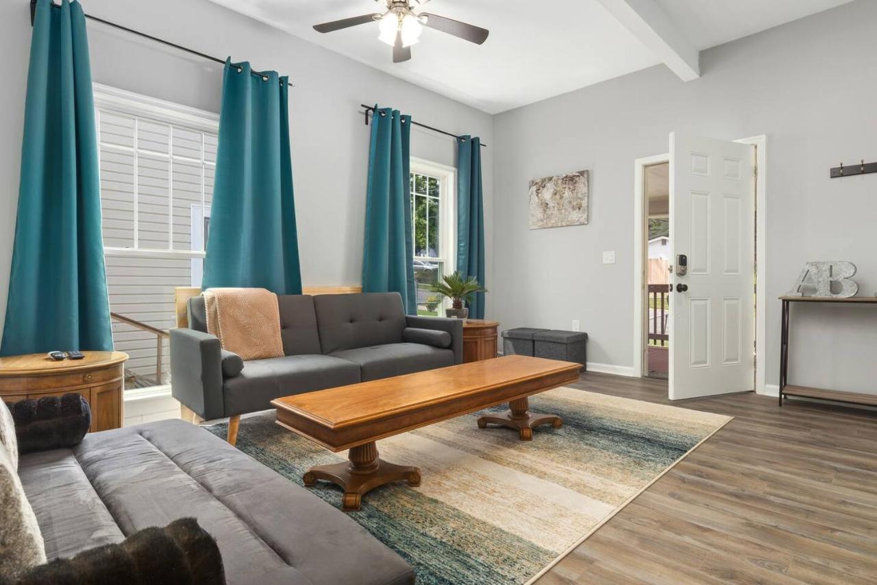 Recently Renovated Chic Durham Farmhouse Exterior foto