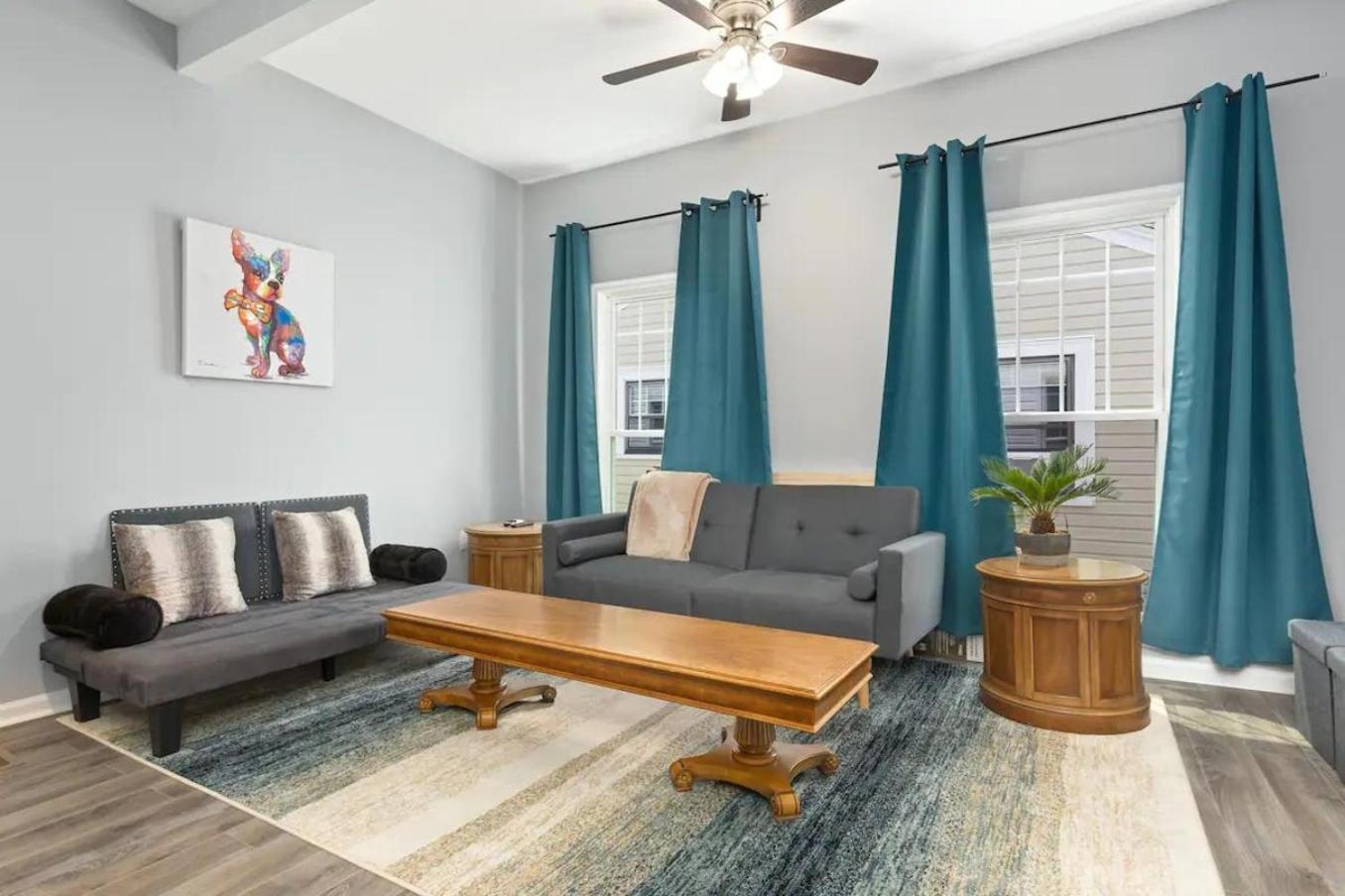 Recently Renovated Chic Durham Farmhouse Exterior foto